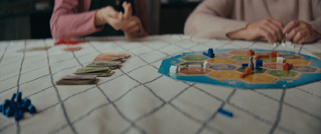 Ljudi igraju društvenu igru Catan